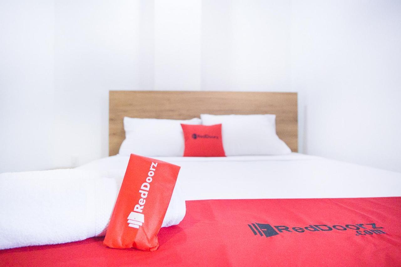 Hotel Reddoorz @ Rs Adam Malik Medan Esterno foto